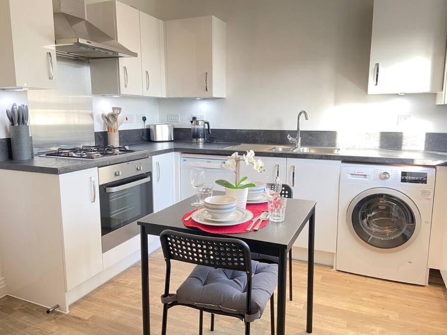 Luxurious And Spacious 2 Bedroom Flat Milton Keynes Eksteriør billede